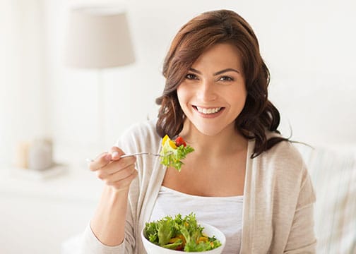 Image - Woman eating salad