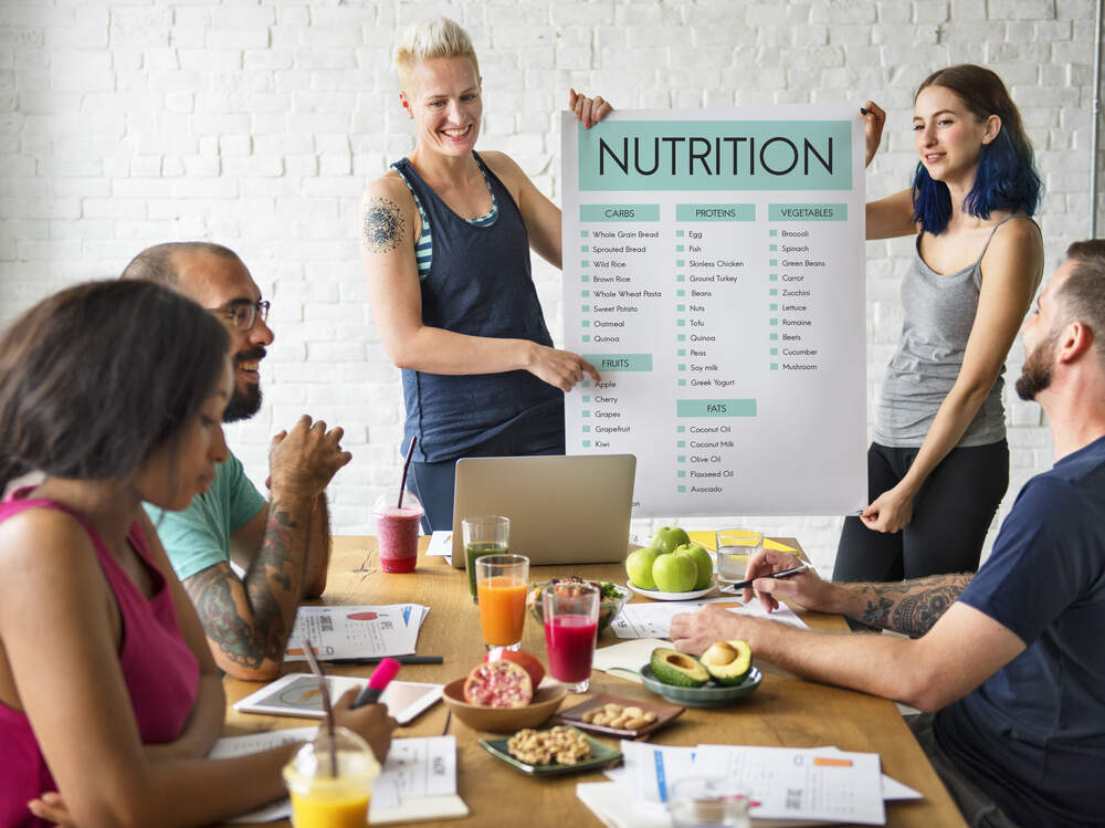 A group going over some nutrition tips for managing metallic taste and cancer side effects.